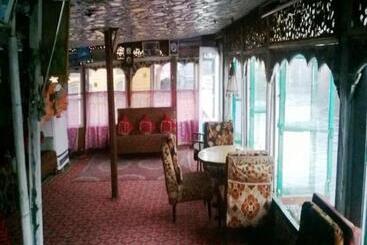 Hotel Island Homestay In Dal Lake