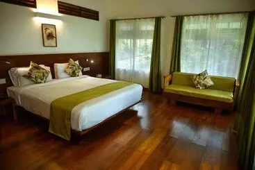 Otel Wayanad Wild Rainforest Lodge A Cgh Earth Experience