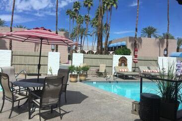 ホテル The Village Palm Desert