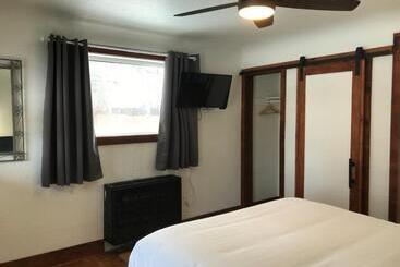 Отель Left Coast Lodge