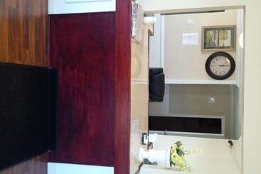 فندق على الطريق Holiday Lodge