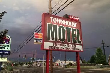 Motelli Townhouse Inn & Suites