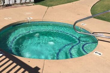 Ez 8 Motel Airporter