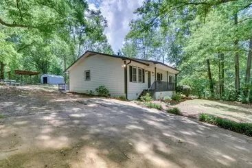 کلبه Athens Home W/ Deck   Near Sanford Stadium!