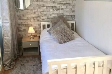 Cosy And Secluded Brook Side Lodge