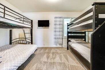 茅舍 Lakeside Litchfield Home W/ Patio & Gas Grill!