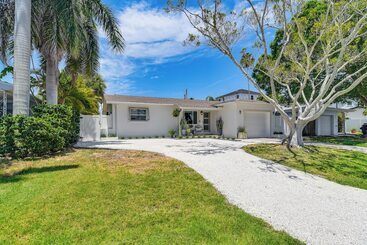 Dom wiejski Redington Beach Coastal Retreat   Walk To Beach!