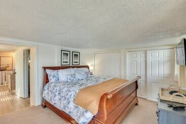 별장 Rome City Lake House W/ Dock + Waterfront Views!