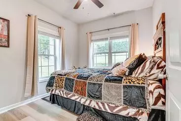 Mökkimajoitus Pet Friendly Georgia Home W/ Pool Access!