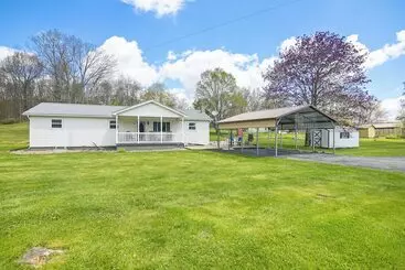 コテージ Pet Friendly West Virginia Home   Patio & Fire Pit