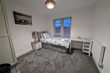 Residence Charming 4 Bed House In Newport