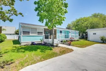 Mökkimajoitus Community Pool & Beach Access: Surfside Beach Home