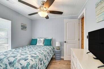 קוטג'' Community Pool & Beach Access: Surfside Beach Home