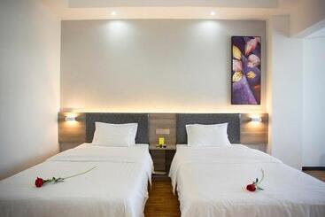 בית מלון כפרי 7days Premium 7days Premium Dali Railway Station Branch