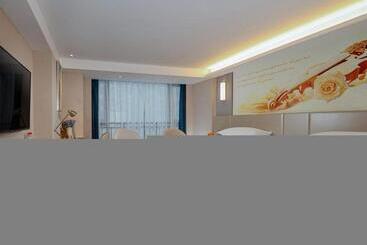 Vienna Hotel Chengdu Xinjin Old Pier Liujianian Metro Station