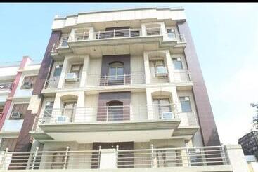 펜션 Surya Residency