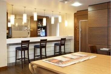 בית מלון כפרי Hampton By Hilton Aberdeen Airport