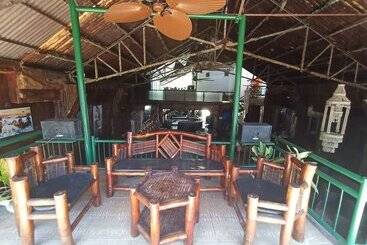 Otel Mb's Garden Inn