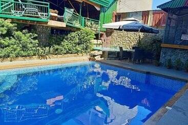 Hotel Mb's Garden Inn