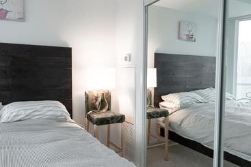 آپارتمان‌های توریست‌ها Pelican At Rogers Centre