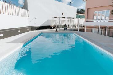 Bed & Breakfast Boutique Hotel   O House Ericeira Hills