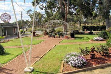 The Highlander Motel   24hr Check In