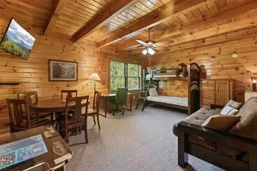 Mökkimajoitus Rustic 3br Cabin Near Lake W/ Hot Tub!