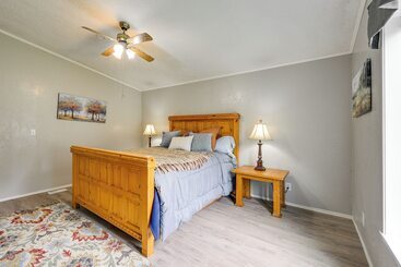 Dom wiejski Castle Rock Home Near Cowlitz River, Dogs Welcome!