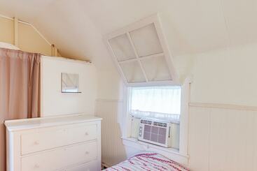 Walk To Lake: Historic Lakeside Marblehead Cottage