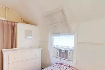 Walk To Lake: Historic Lakeside Marblehead Cottage