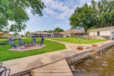Landhus Lakefront Granbury Home W/ Patio, Fire Pit & Dock!