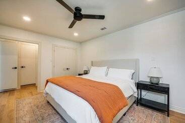 별장 Lakefront Granbury Home W/ Patio, Fire Pit & Dock!