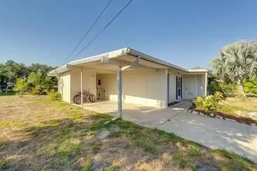 Mökkimajoitus Port Charlotte Canal Front Home W/ Private Pool!