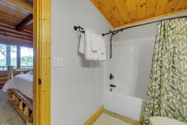 بيت ريفى Sunset & Mountain Views: Scenic Sylva Log Cabin!