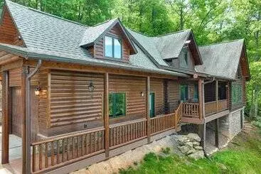 Mökkimajoitus Sunset & Mountain Views: Scenic Sylva Log Cabin!