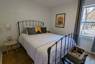 Mökkimajoitus Lake Daze By Avantstay Lakefront W/ Modern Interior, Enclosed Porch & Hot Tub