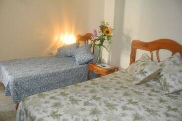 پانسیون Hostal Los Lirios