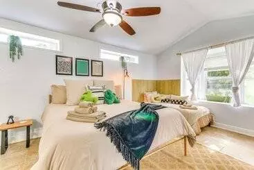 コテージ Retro Tropical Pensacola Home   3 Mi To Downtown!