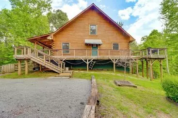 コテージ Spacious Stafford Cabin W/ Grills & Fire Pit!