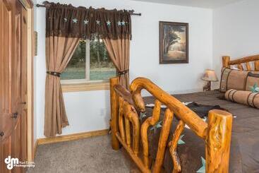 Alaska Knotty Pine B&b