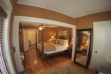 تختخواب و صبحانه The Hibiscus House