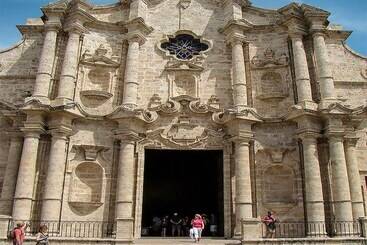 پانسیون Aht Colonial Hostel