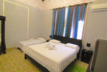 پانسیون Aht Colonial Hostel