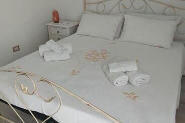 تختخواب و صبحانه La Terrazza Di Rosalba