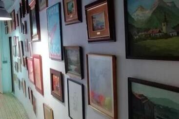 호스텔 La Nau Rooms