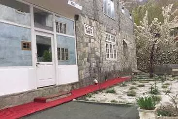 هتل Hunza Roof