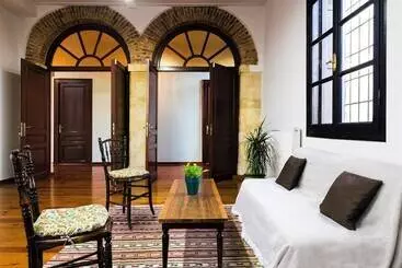 تختخواب و صبحانه Sundial Lodge