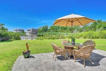 Quinta ou Casa Rural Hamptons Retreat W/ Private Dock, Kayak & Canoe!