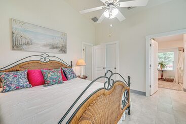 کلبه Riverfront Fort Myers Home W/ Boat Dock!