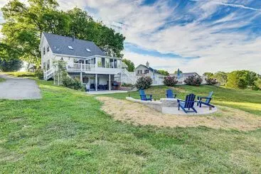コテージ Waterfront Lake Anna Home: Porch & Fire Pit